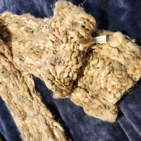 Women's Scarves - Picture 4 of 16